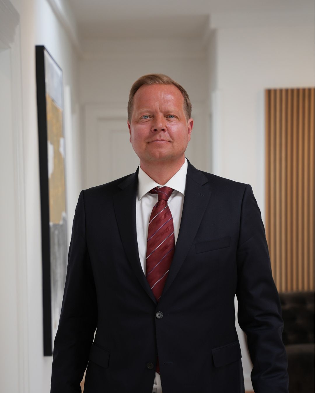 Martin Jastram står i jakkesæt og får taget profilbillede