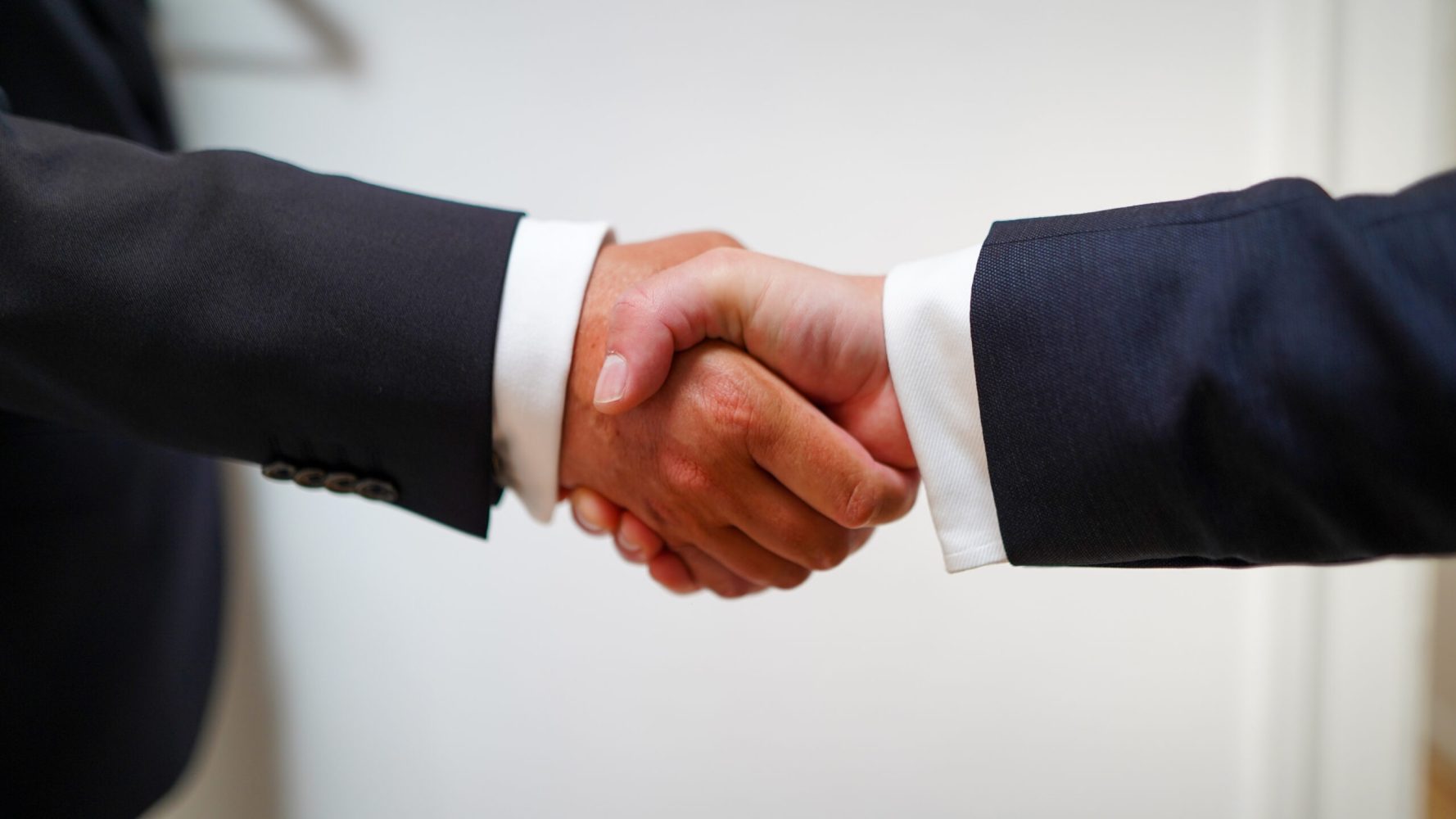 To hænder der giver hånd